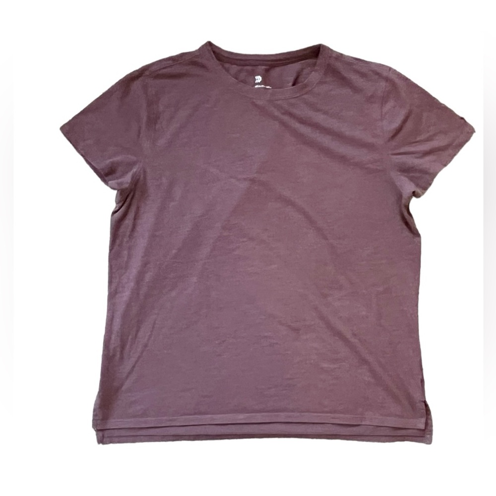 Active Shirt Sleeve Tee in Wine